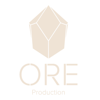 Logo de ORE Production, représentant une pierre précieuse stylisée, symbolisant la qualité et la valeur de leurs productions documentaires.